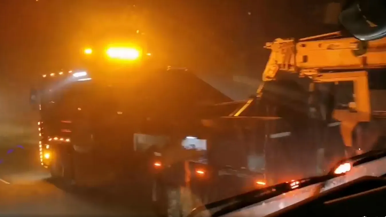 Hatalmas erővel vonultak ki a tűzoltók: brutális baleset történt az M0-son