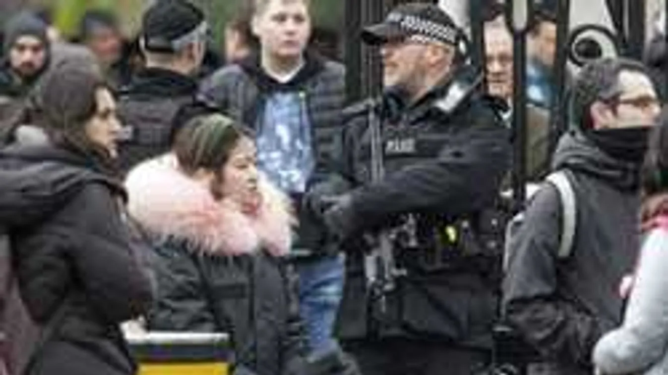 Nyakig felfegyverkezett rendőrök lepték el az utcákat, hatalmas a készültség