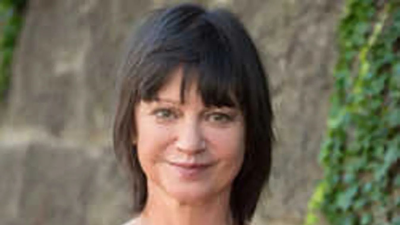 Túl van a gyászon: Fiatalabb férfira vágyik az ismert magyar színésznő