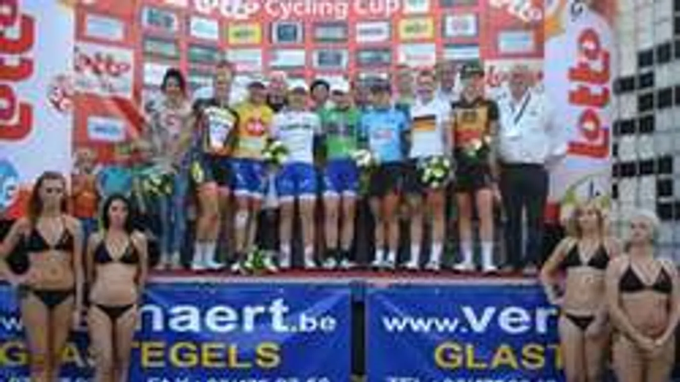 Ejnye! Fecskés pasik helyett bikinis csajok