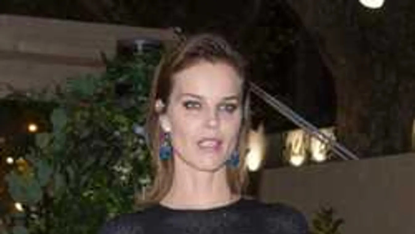 A fotósok is leizzadtak, nem vett melltartót a 46 éves szupermodell