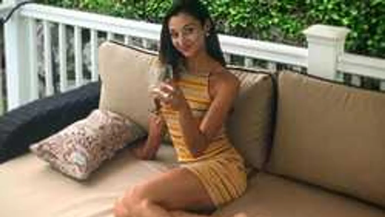 Félmeztelenül fotózták le a strand zuhanyzójában a szexi üzletasszonyt!