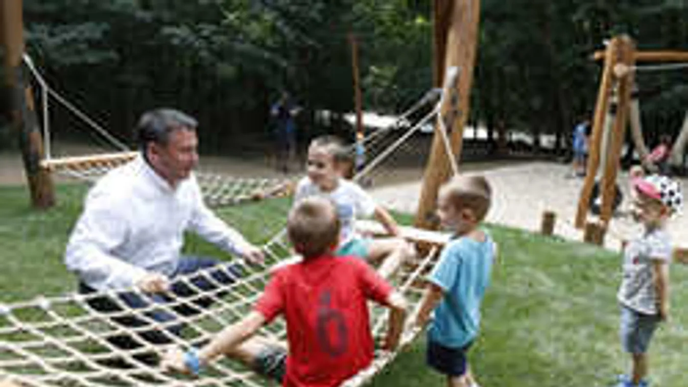 Ezért imádják a gyerekek a macis játszóteret