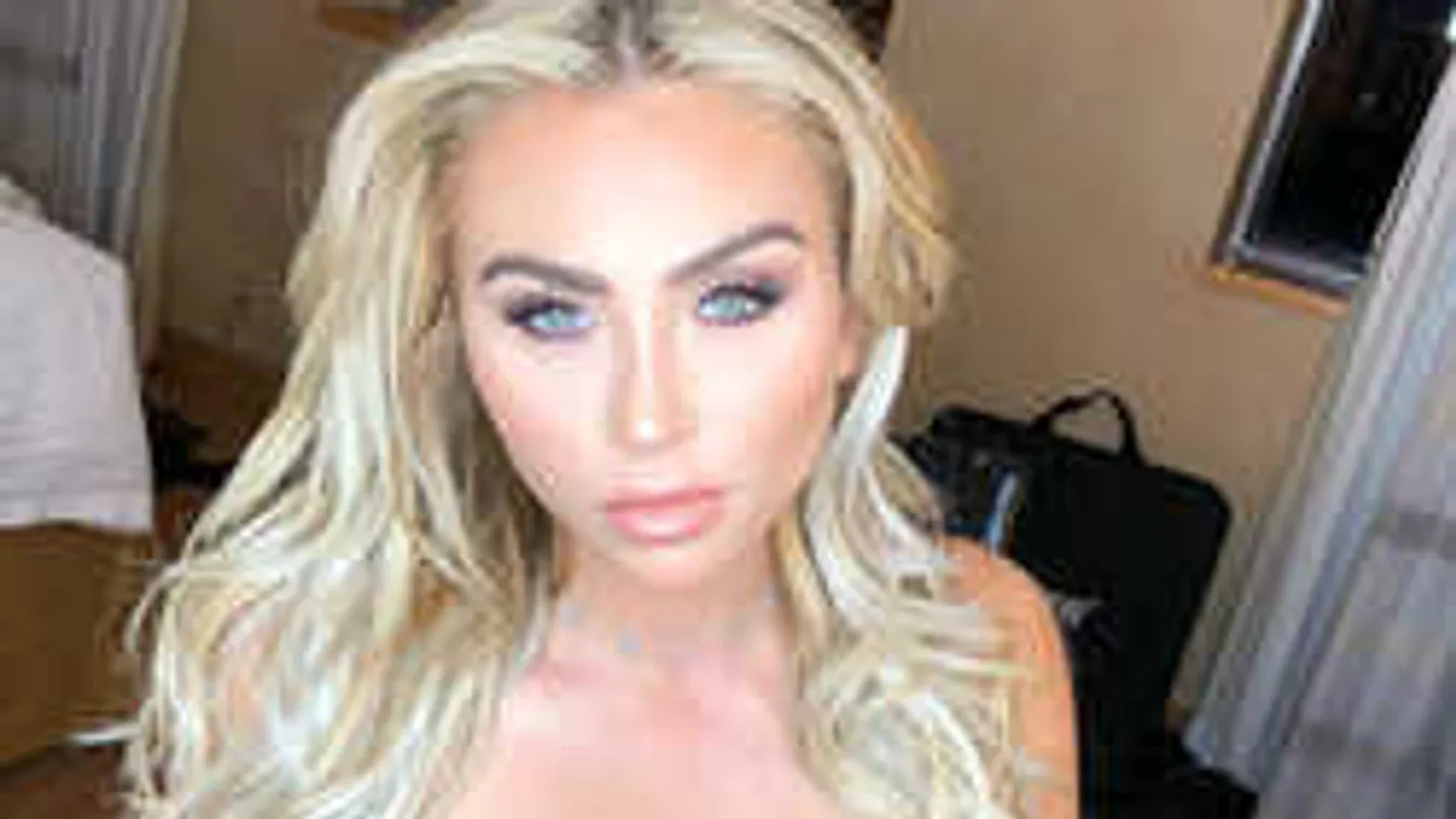 Izgató látvány, lecsúszott a fürdőruha az óriásmellű színésznőről