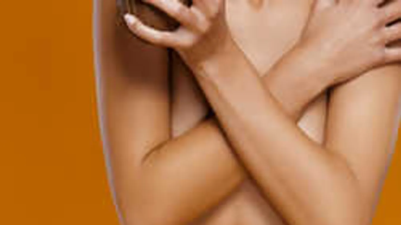 A saját verandáján pucérkodott a lány, amikor valaki lefotózta