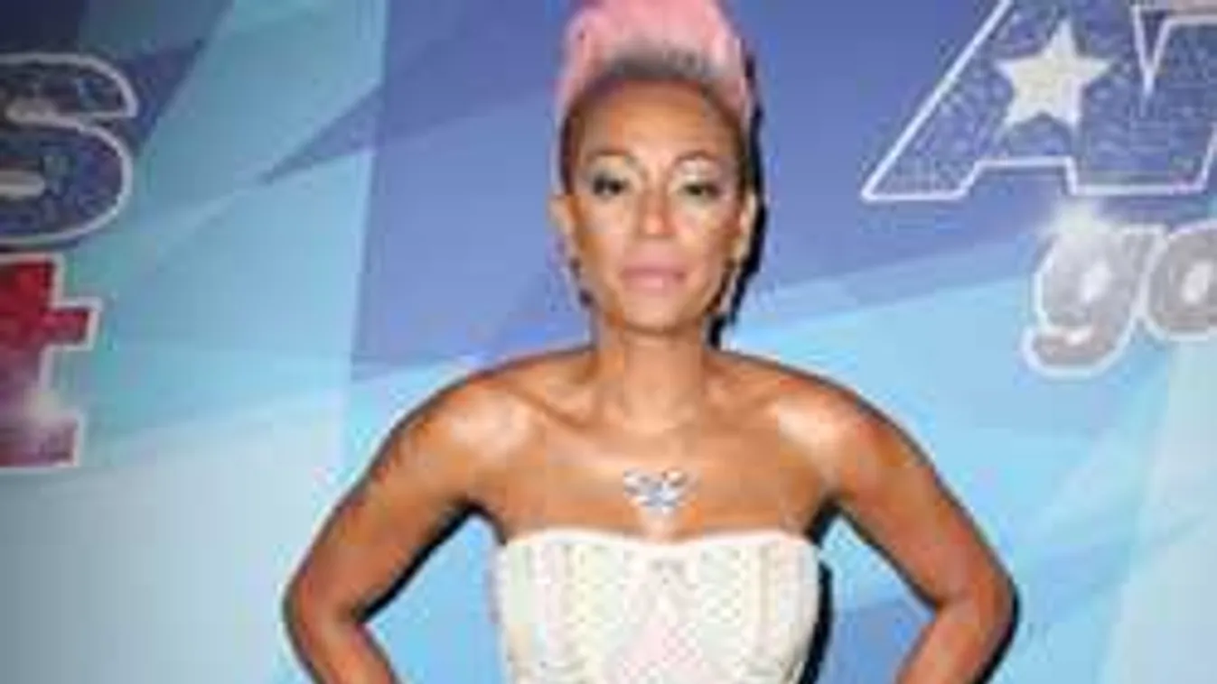 Élő adásban késelte meg kollégáját az énekesnő