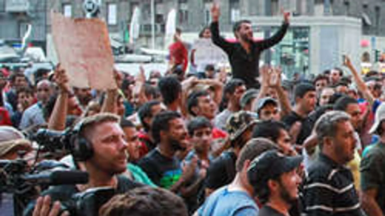 Adófizetők pénzéből, repülőn szállítanák a migránsokat Európába!