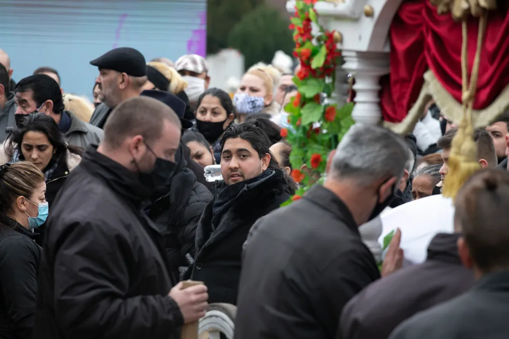 Kis Grófo fájdalommal, de méltósággal viseli édesapja halálát. Szívhez szólóan énekelt a temetésen.