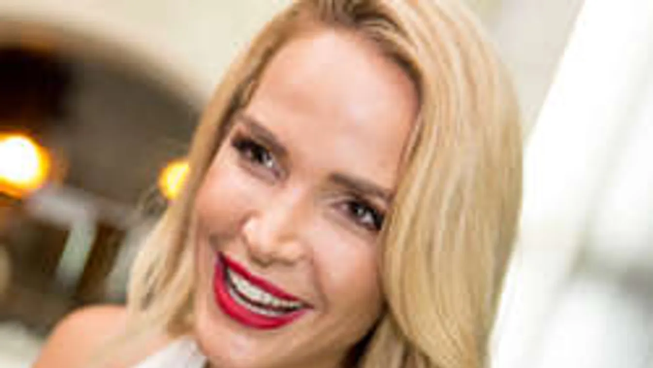 Ezen kattog esténként Zimány Linda