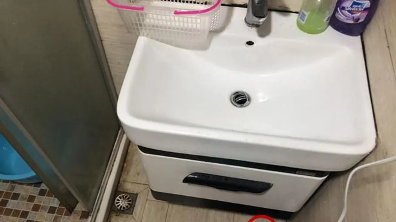 Egy perverz férfi rejtett kamerával leste ki felesége barátnőjét zuhanyzás közben, letartóztatták