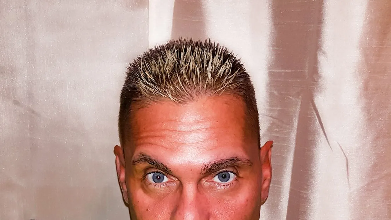 Koronavírus-járvány: Sírva hozta meg a döntést a magyar énekes