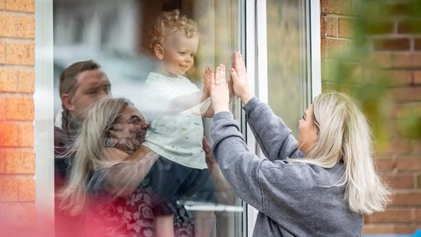 Szívszorító: különleges módon láthatja csak kisfiát az ápoló édesanya – fotó