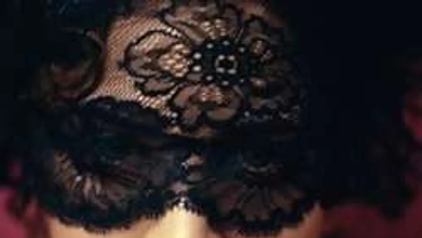 Szexre vágyó férfiakat csábít ágyába egy katolikus főiskolai dolgozója