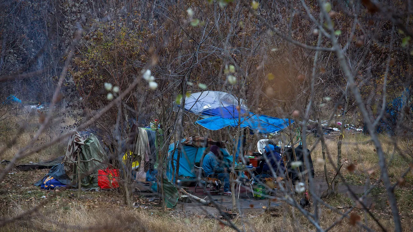 Félnek a kertvárosiak Ferencvárosban: 30-40 hajléktalan él sátortáborban