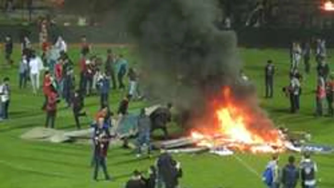 Ilyet még nem láttál! Felgyújtották a stadiont a dühödt focihuligánok