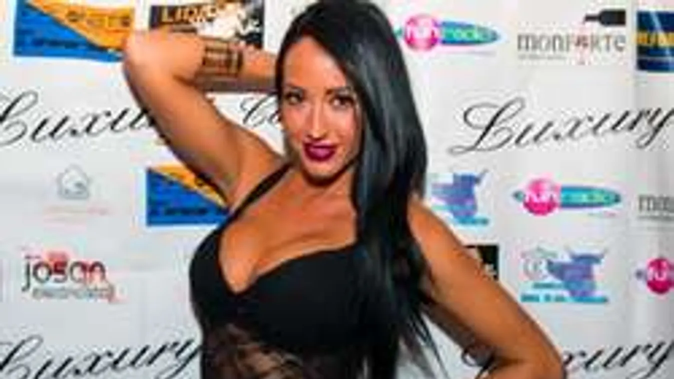 Méretes ciciket villant a dögös bombázó