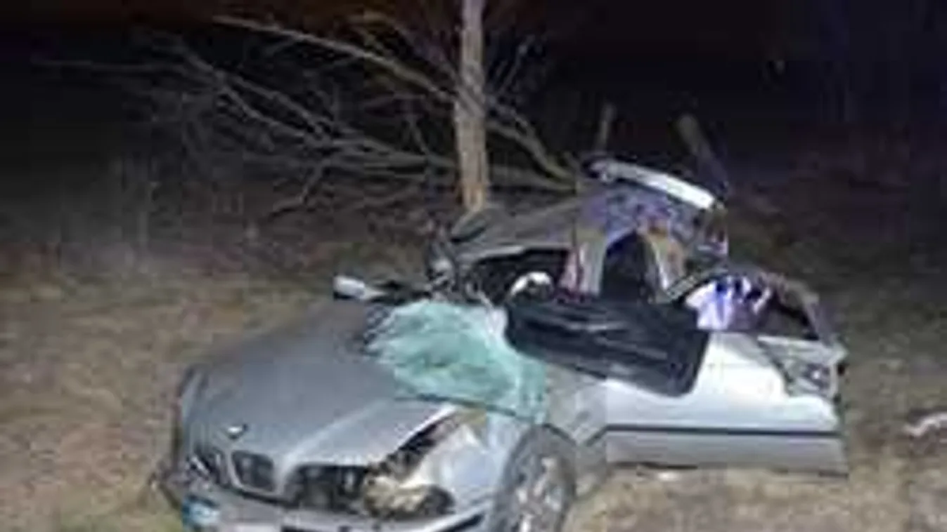 Megrázó fotók, rommá tört az autó a halálos balesetben