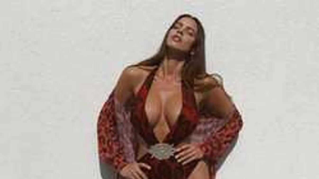 Gitározás közben buggyant ki a szexi anyuka mellbimbója