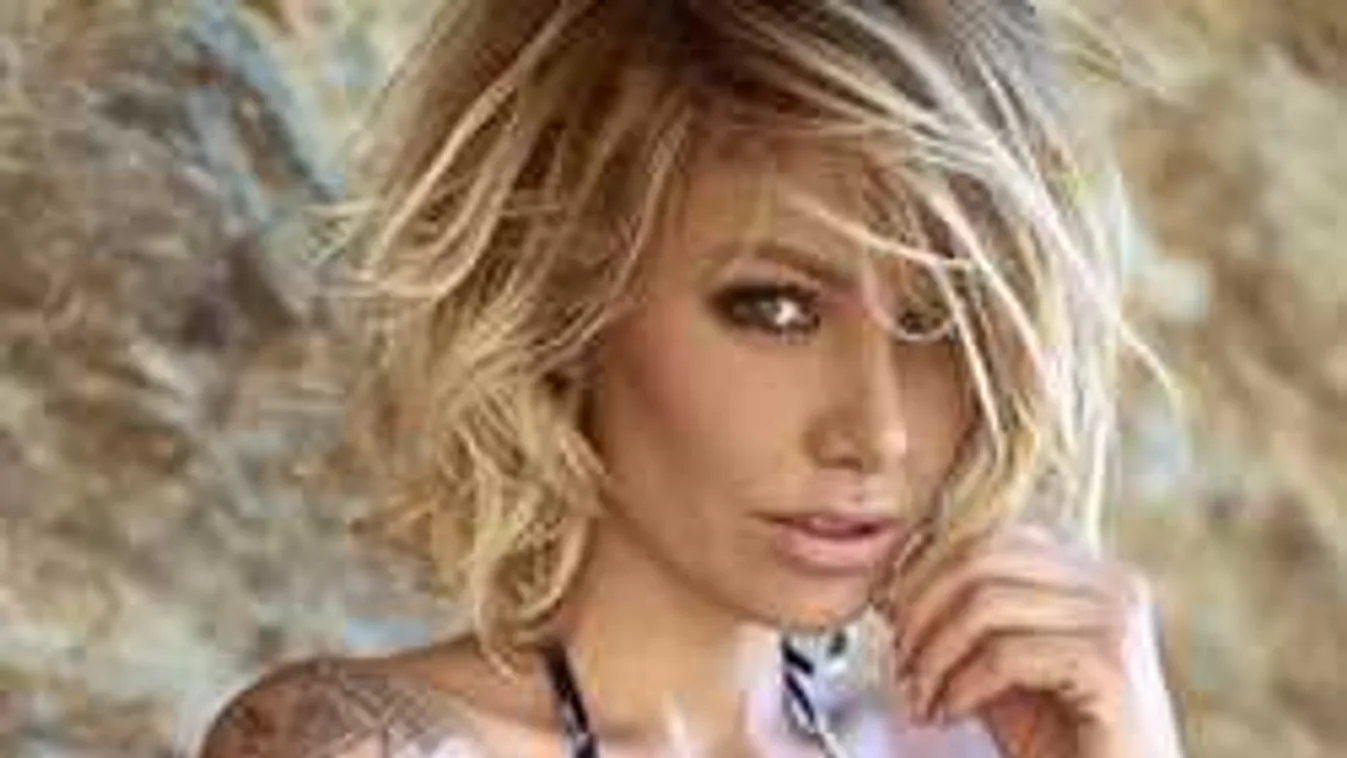 Se bugyi, se más: bombasztikus kebleit eléd tárja a vadóc modell