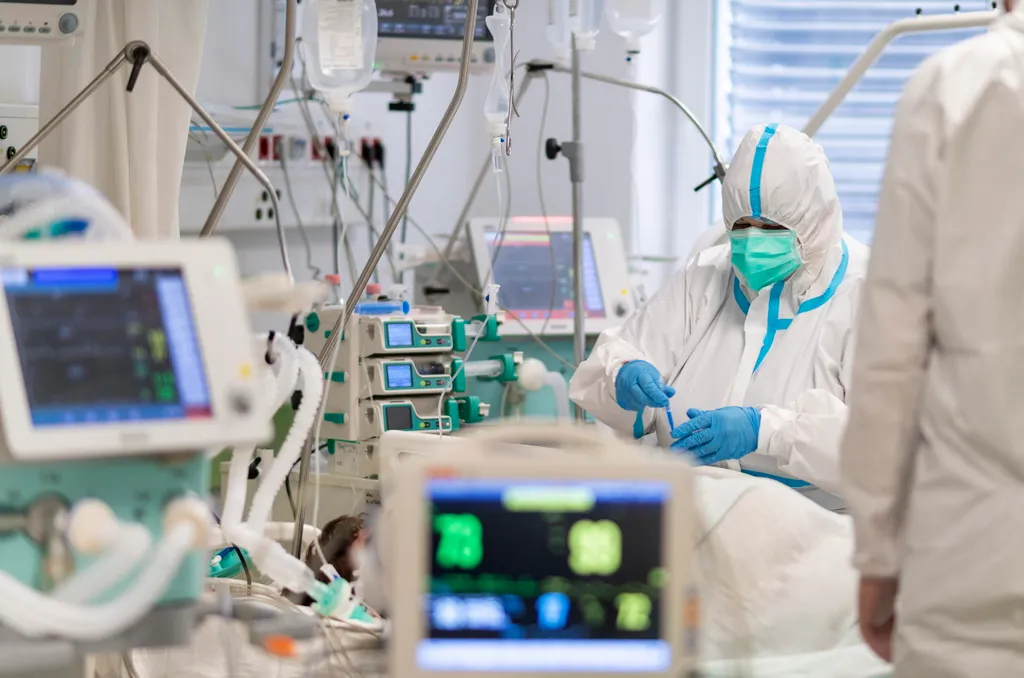 Ápolók a fehérgyarmati kórház koronavírussal fertõzött betegek fogadására kialakított intenzív osztályán 2021. április 2-án. Az intézmény kizárólag COVID-ellátást végez.