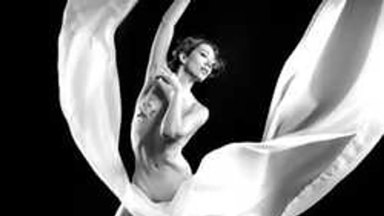 Öltözködés közben készült szexi fotó a gyönyörű balett-táncos lányról