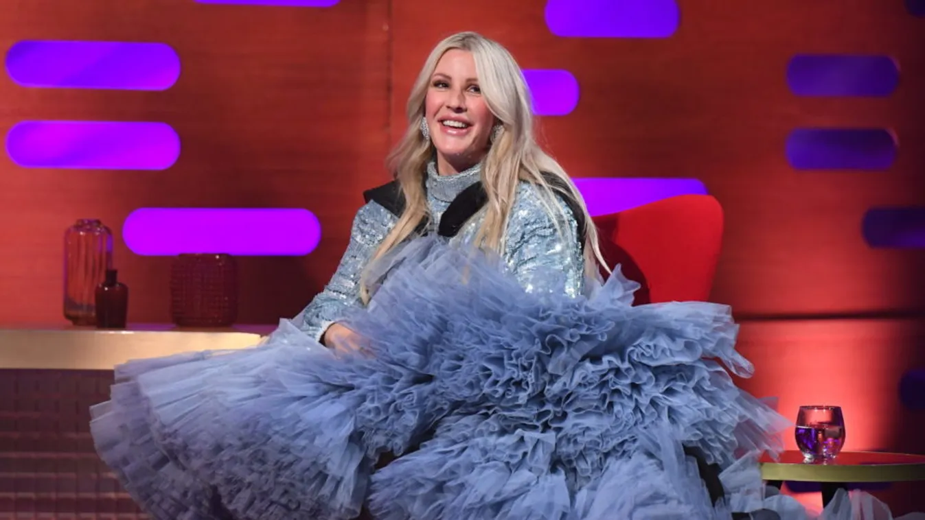 Ellie Goulding terhesen vetkőzött le