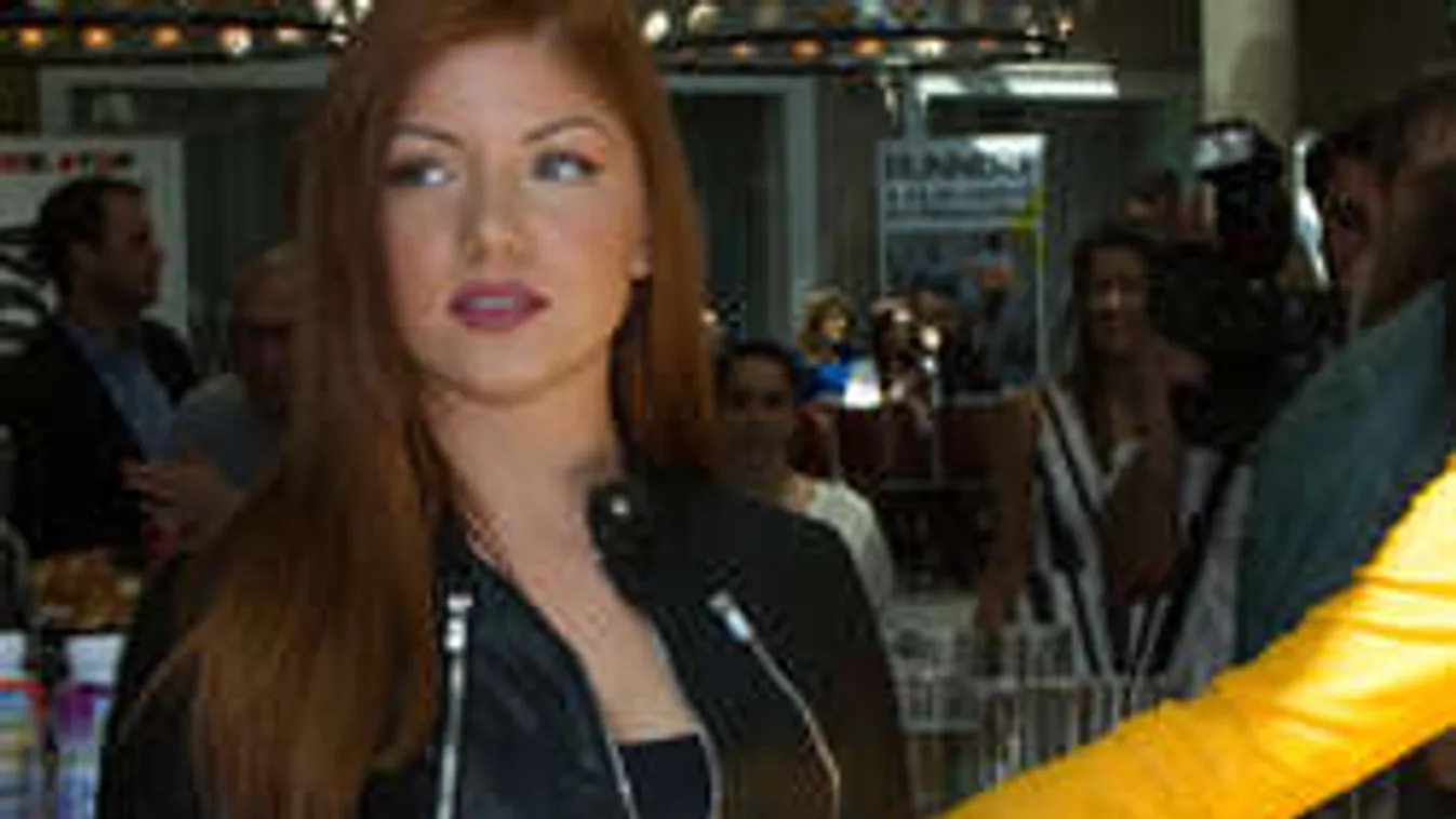 A kanapéhoz préselte hatalmas melleit a magyar sztárénekesnő!