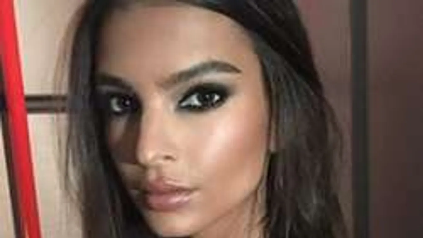 Köldökig kivágott ruhában villantott a dús keblű szépség