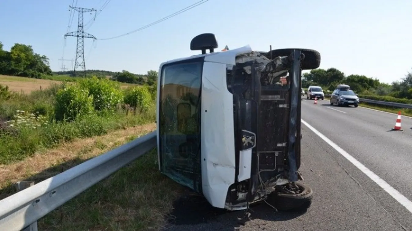 Mások életét veszélyeztette a teherautó előtt büntetőfékező kocsis – fotók