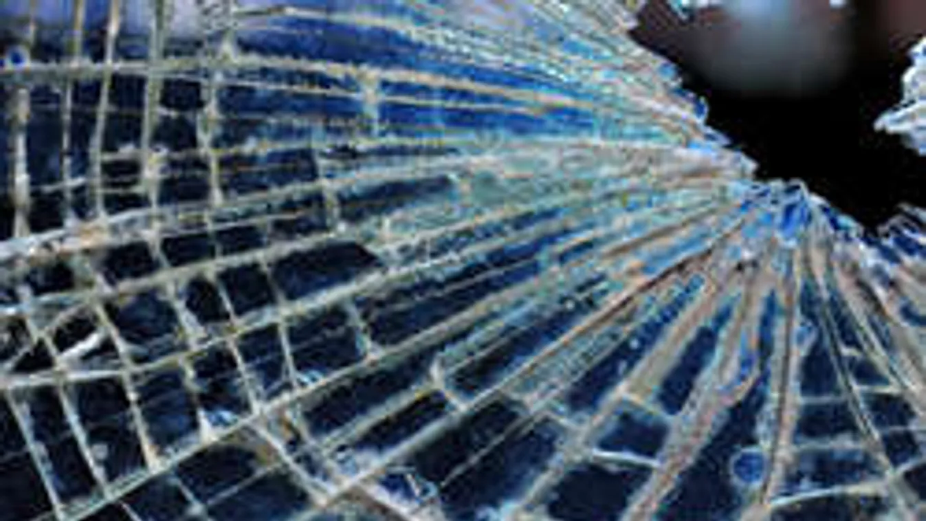 Bezárt autóból mentette ki az egyedül hagyott kisbabát a rendőrnő