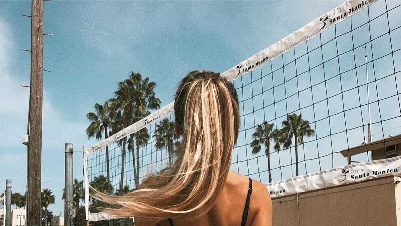 A mozgólépcsőn villantott tangát a formás popsis bombázó – Levideózták