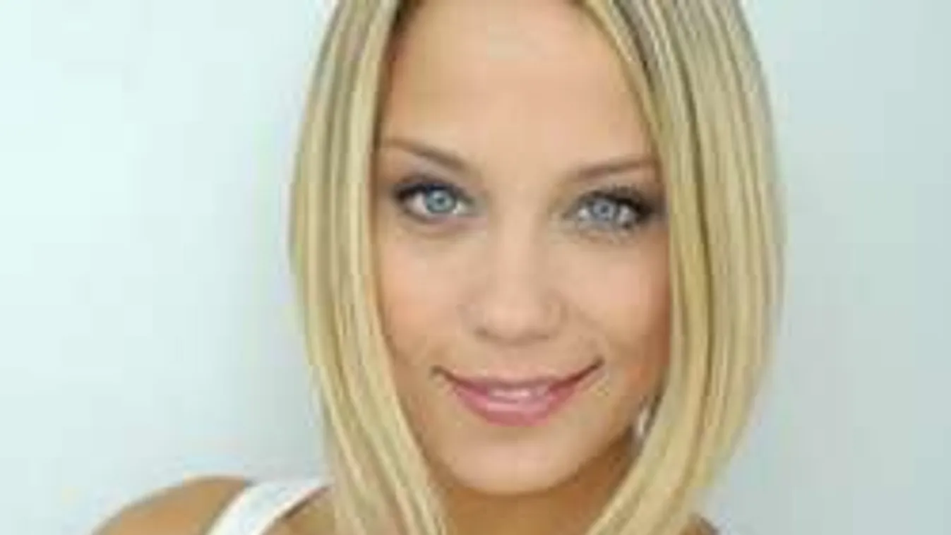 Kiss Ramóna és Nyári Dia bikiniben pózol a vízparton