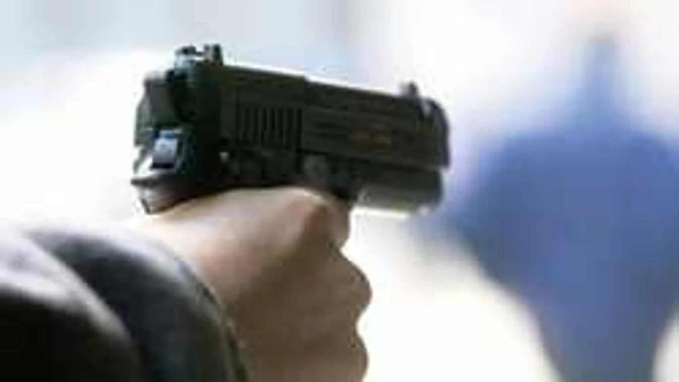 Vérben úszik az áruház előtti járda: a rendőrök több embert meglőttek