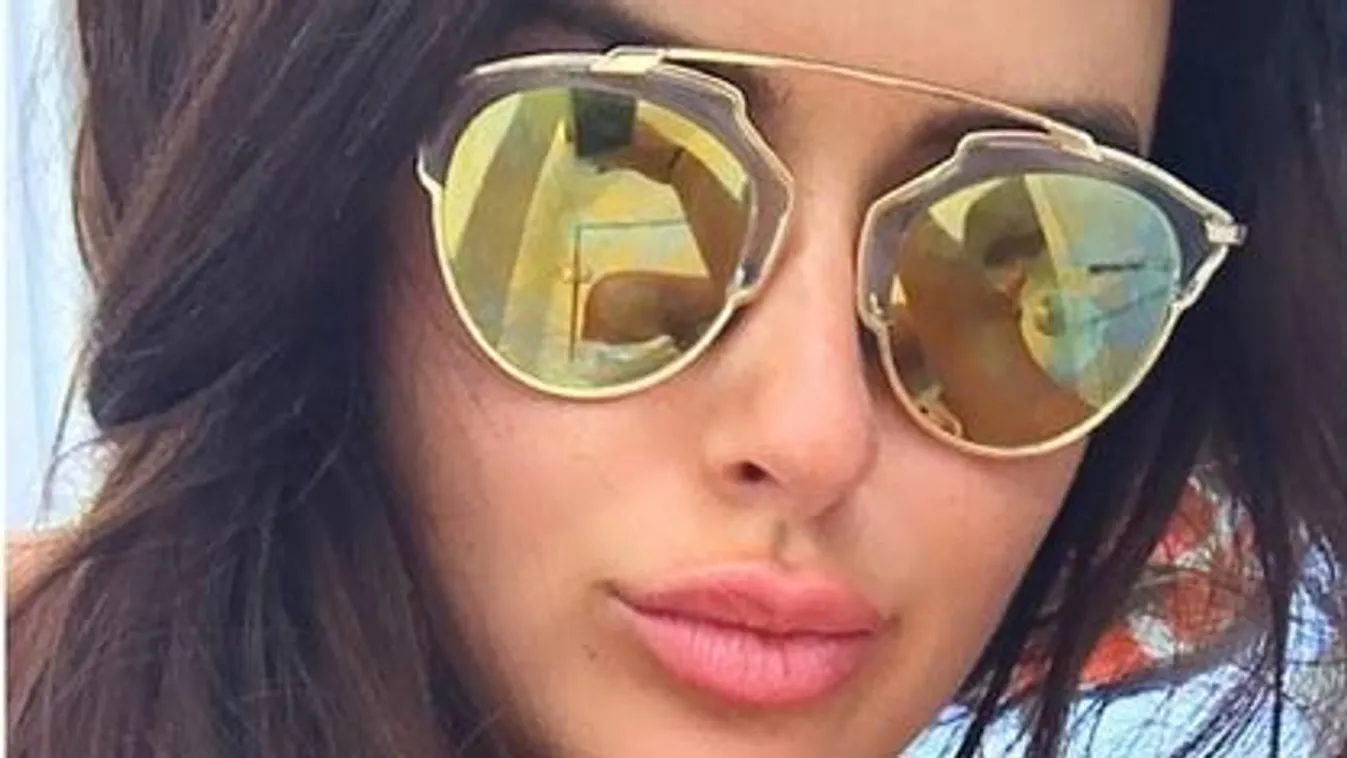 Meztelen fenékkel pucsít legújabb képén a közkedvelt modell!