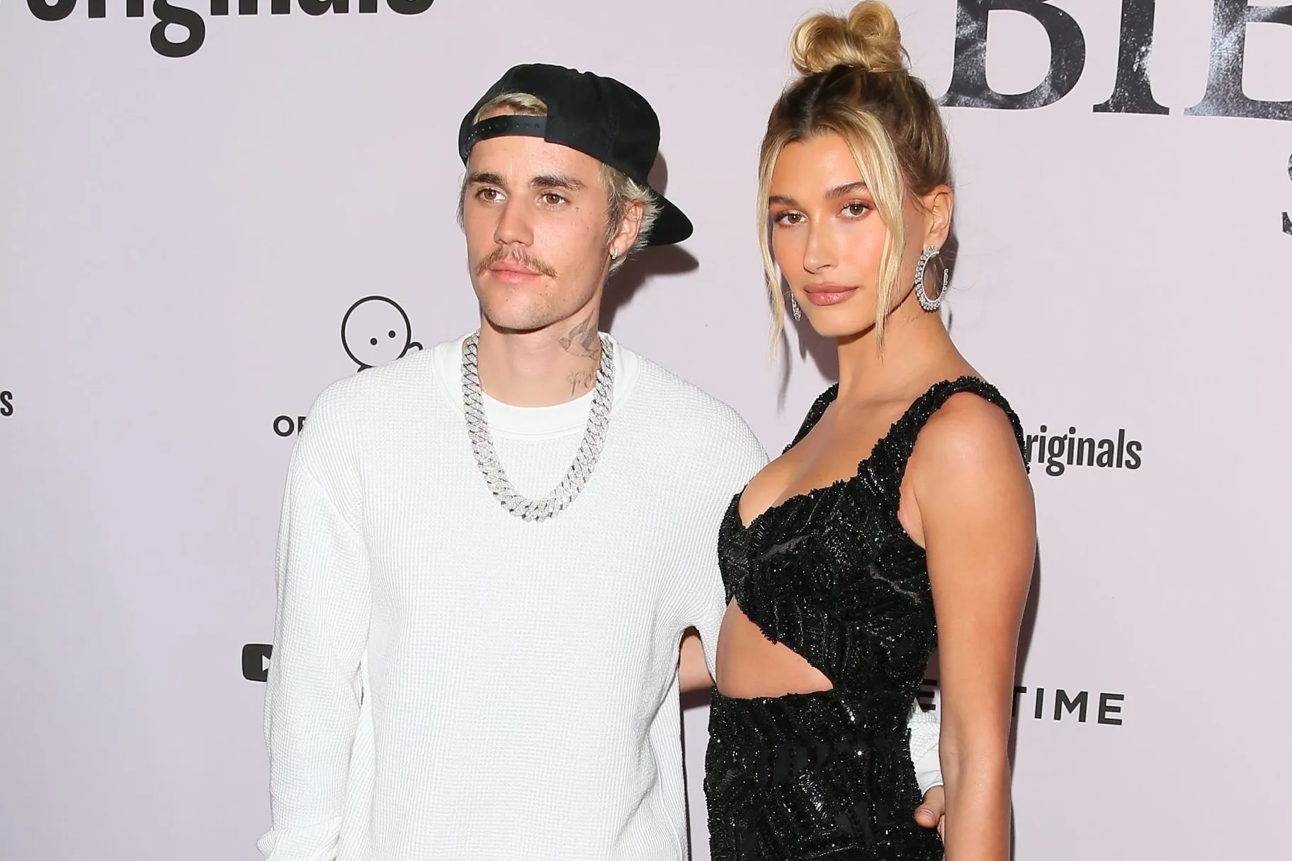 A képen Justin Bieber és Hailey Bieber látható