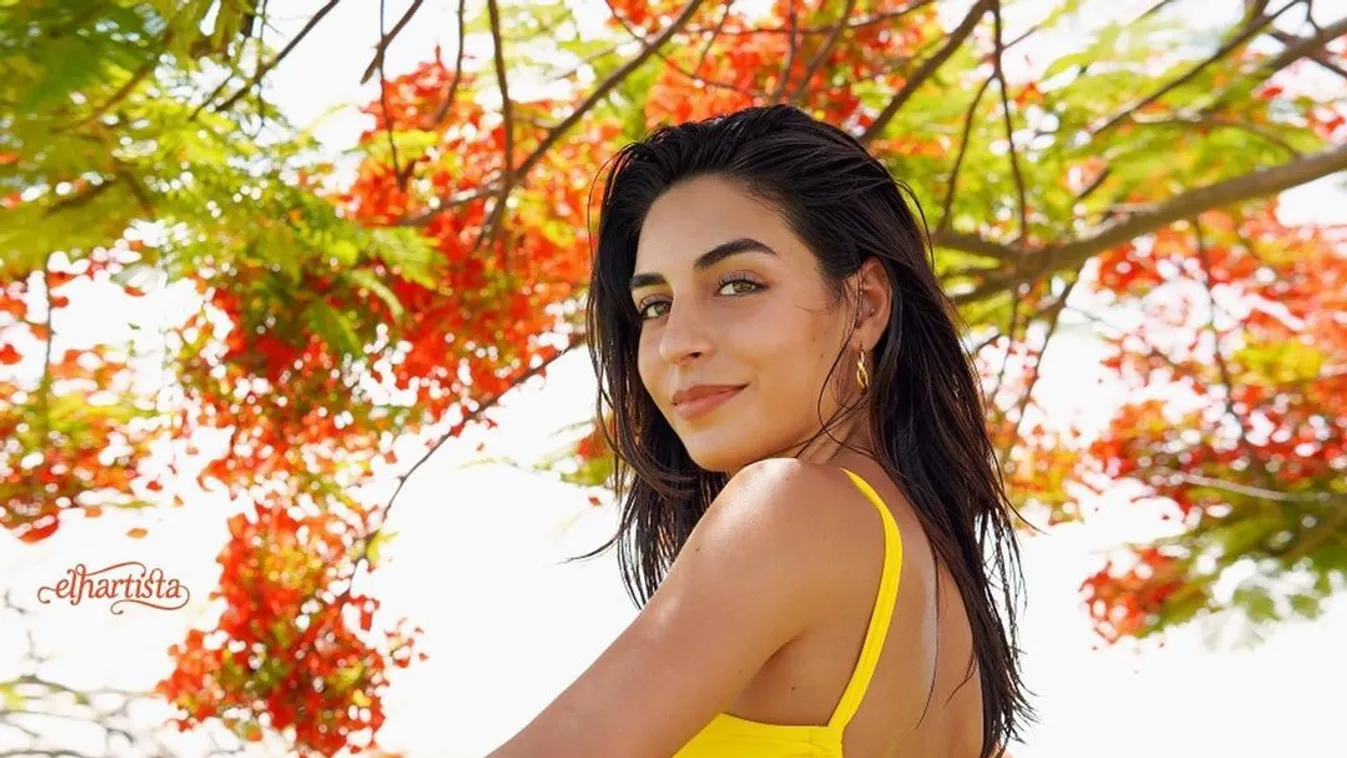 Bugyi nélkül, vetkőzés közben fotózták a kerek mellű focistalányt