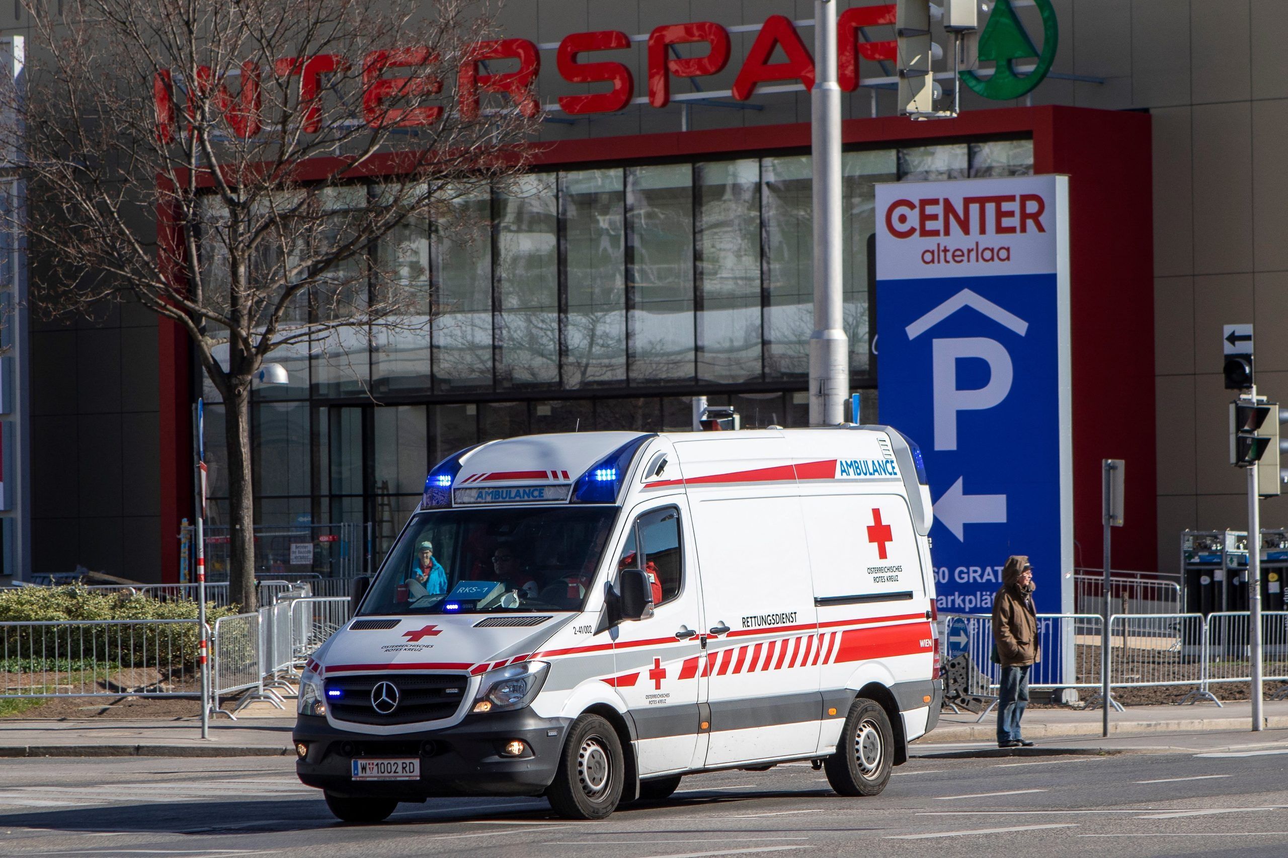 Egy osztrák mentőautóból ugrott ki a 21 éves fertőzött migráns