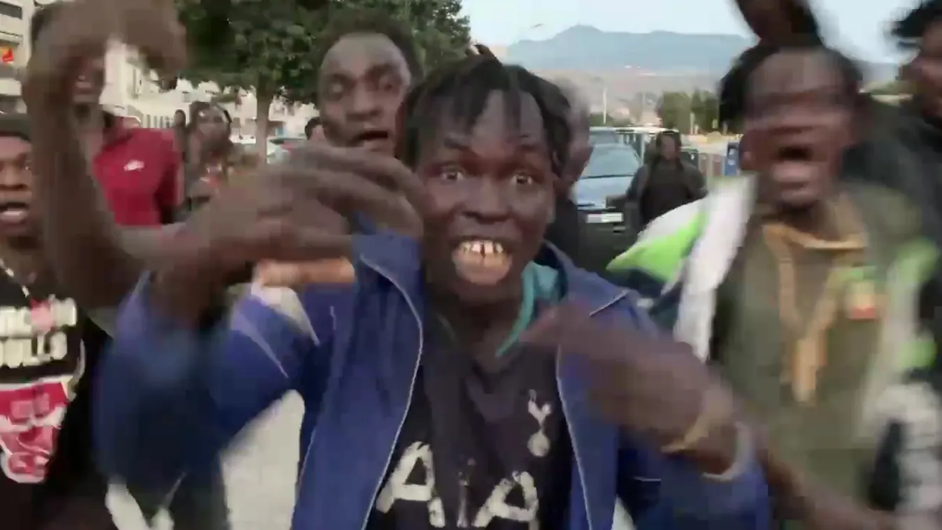 Több száz migráns tört be erőszakosan Spanyolországba, sok rendőr megsérült