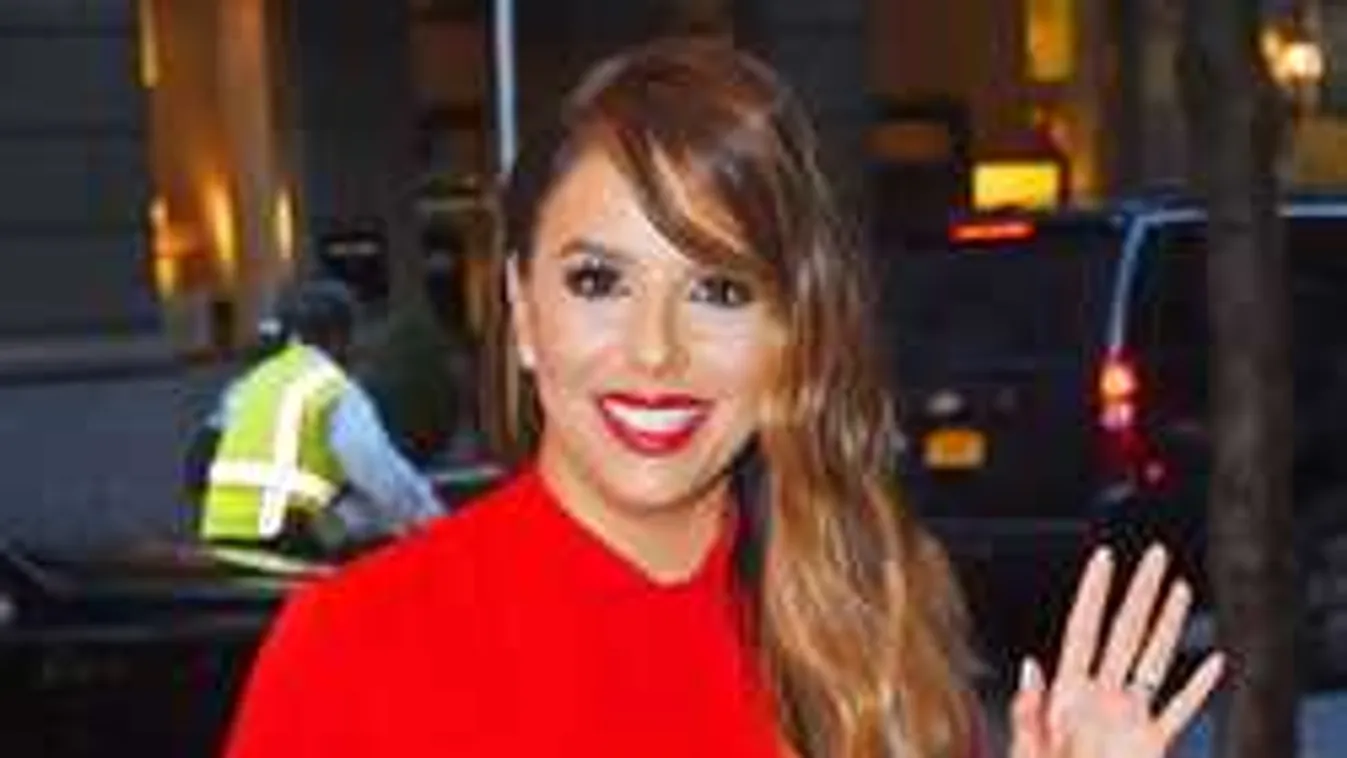 Bikiniben bukott le: Gömbölyödik a 42 éves sztár pocakja