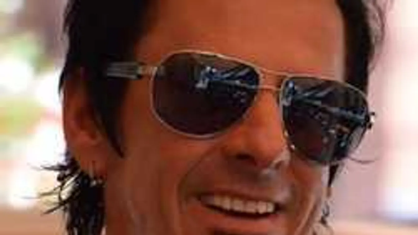 Nem semmi: Egyszerre két nővel karácsonyozik a magyar sztárzenész