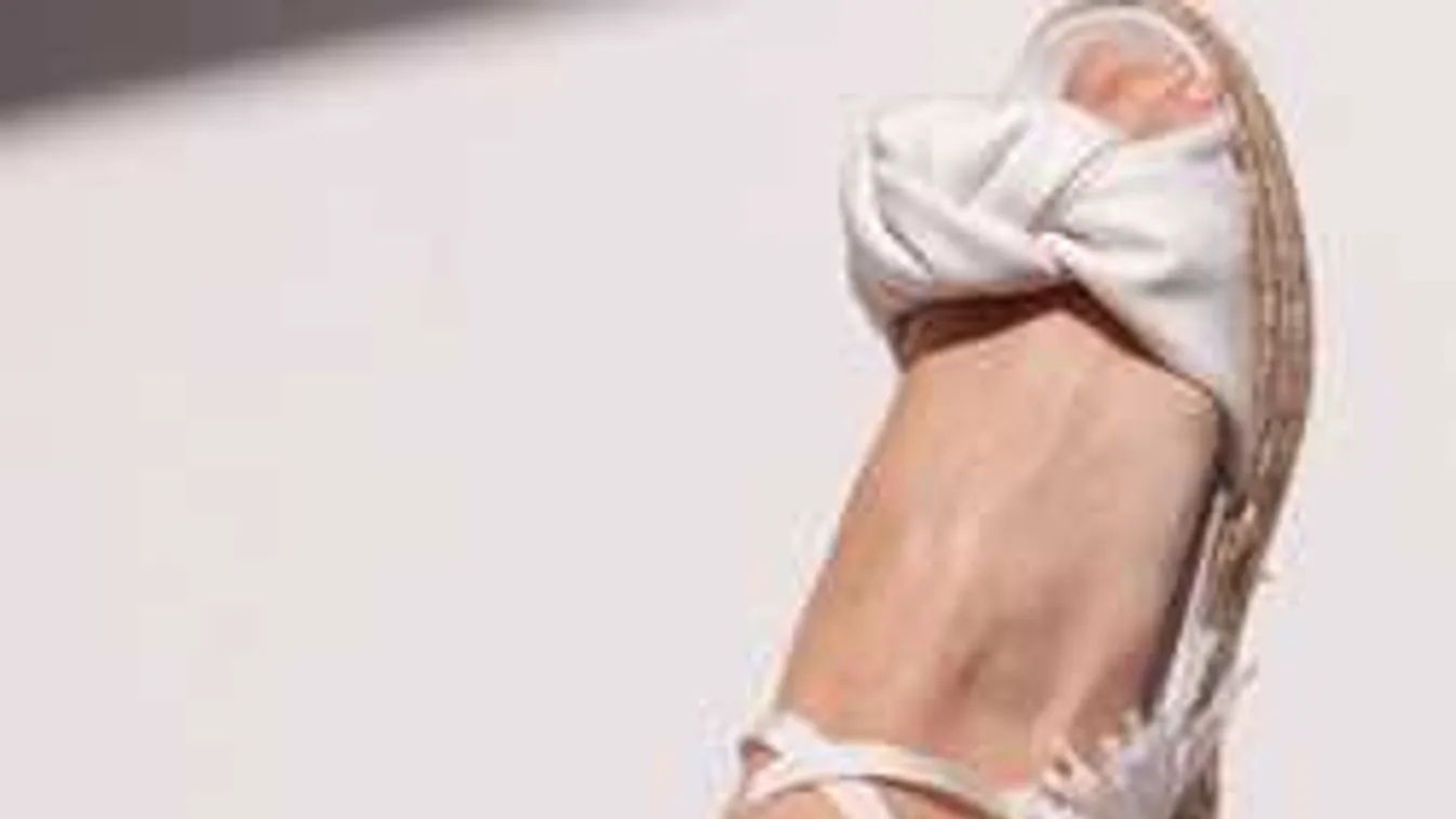 Nyáron ezekben a kényelmes cipőkben rohangálnak a nők