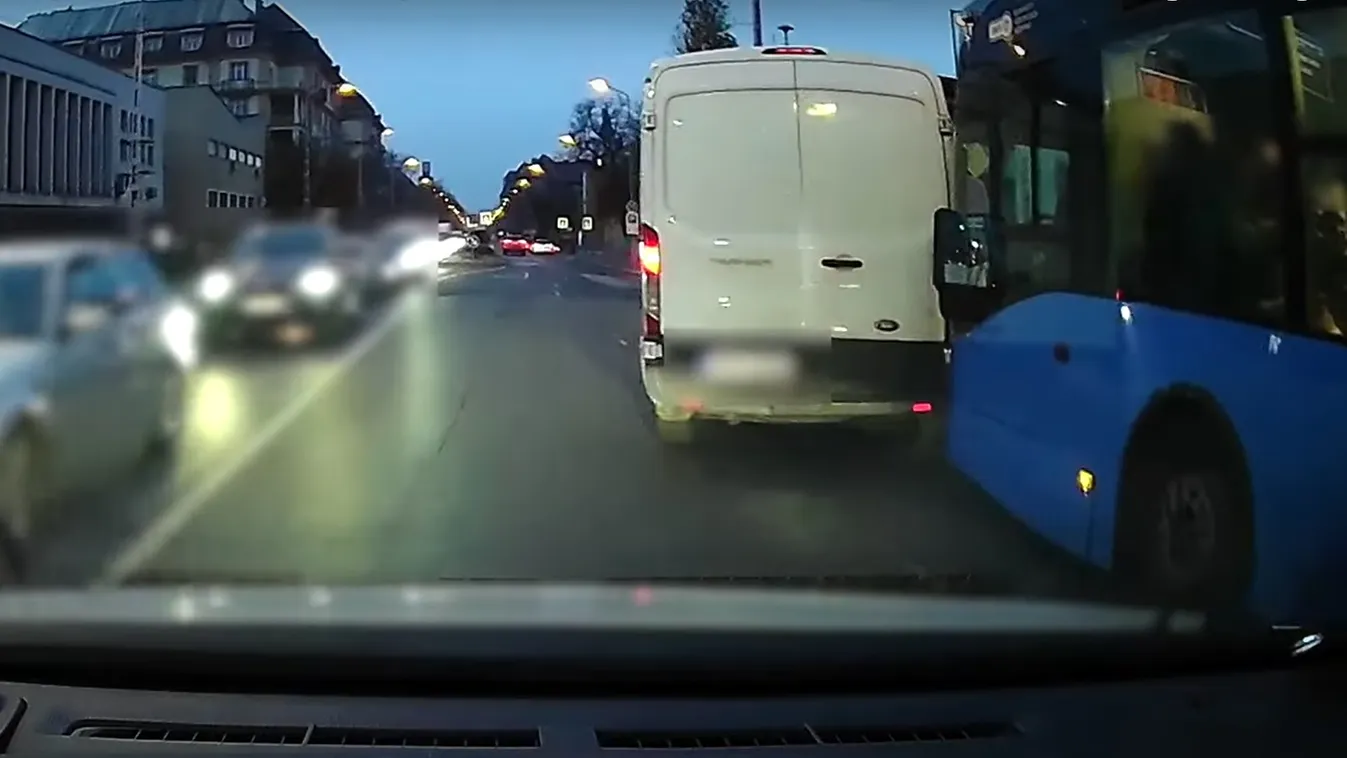 Utasokkal teli busz előtt satufékezett egy furgonos, elkerülhetetlen volt a tragédia – Videó