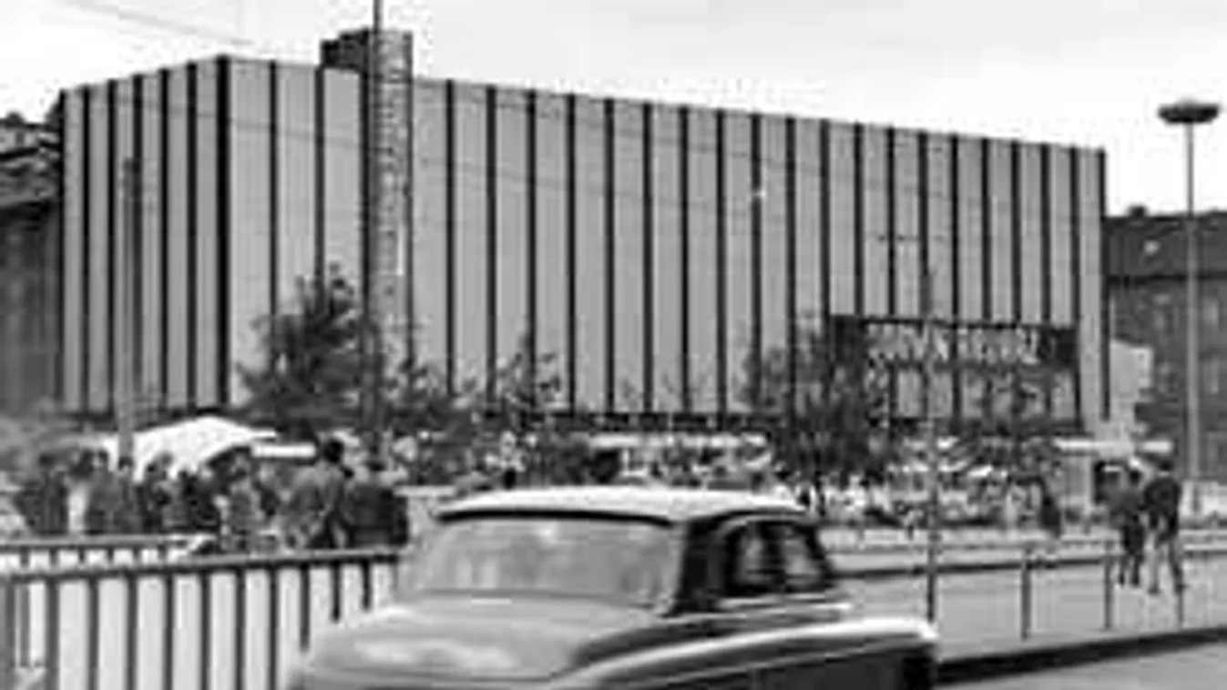 Végre! Eltűnik Budapest ikonikus épületéről a ronda szocialista burkolat