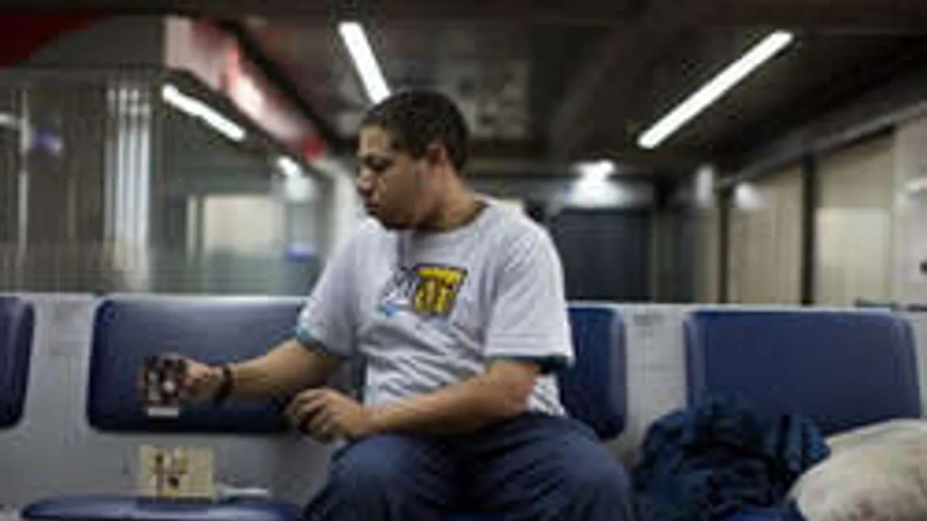 15 éve menekült a reptérre, azóta ott él