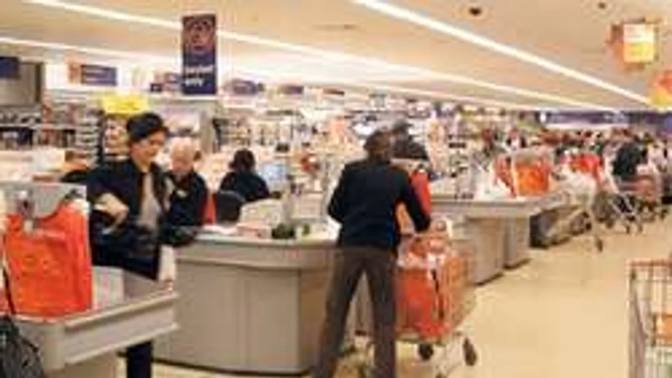 Hatalmas forgalom a boltokban, több áruházlánc is nyitva tart!