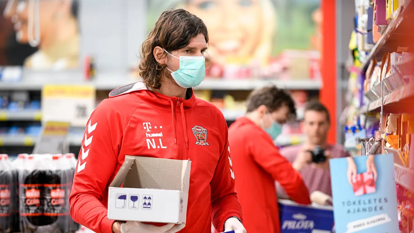 Koronavírus: az árufeltöltésben segítettek a magyar bajnok sztárjai