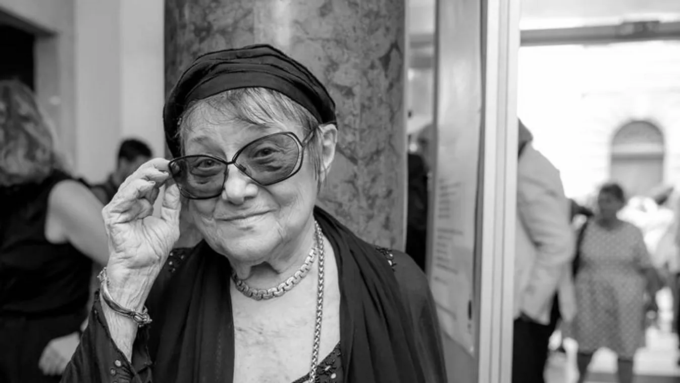 Eltemették Csűrös Karolát, így néz ki a legendás színésznő sírja