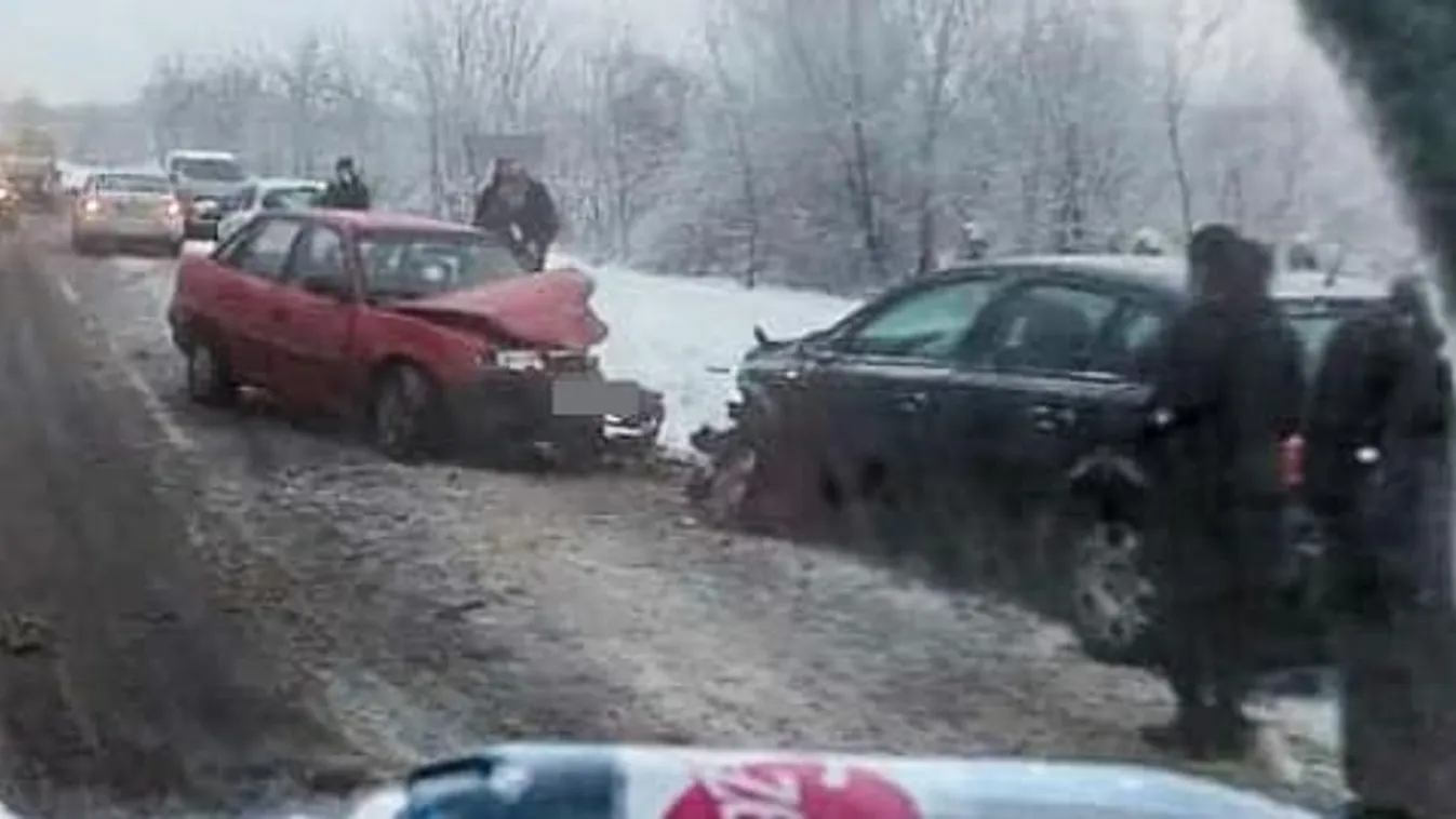 Frontális ütközés: az egyik autó szinte legyalulta a másik elejét- fotók!