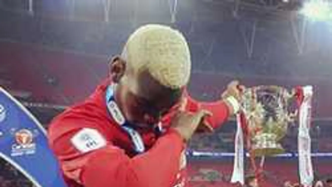 Vészhelyzet, dühödt banda támadt a világsztárra