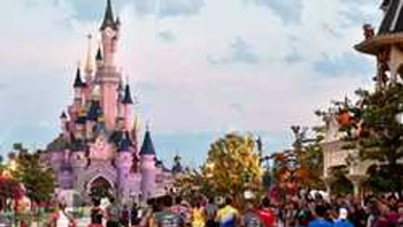 Kitört a pánik a vidámparkban, fejvesztve menekültek az emberek Disneylandből